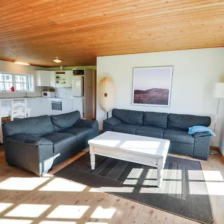 4 Bedroom Stunning Home In Knebel Knebel