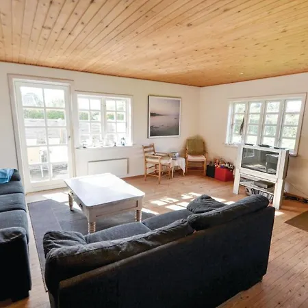 4 Bedroom Stunning Home In Knebel Knebel