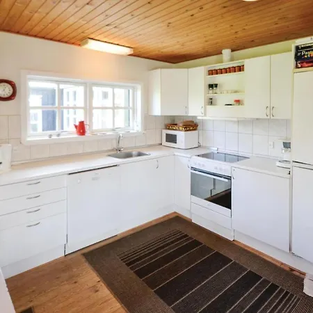 4 Bedroom Stunning Home In Knebel Holiday home *